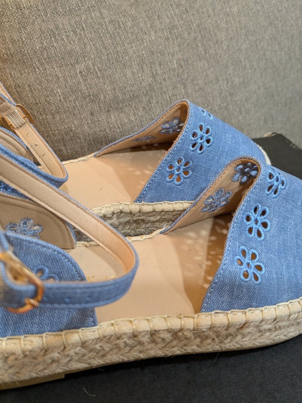 Olivia & Kate New York sandals Size 8 Color Blue Excellent Condition